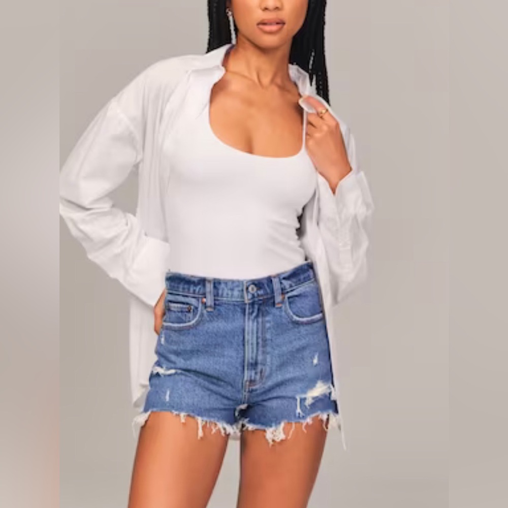 Abercrombie High Rise 4” Mom Short Medium Wash